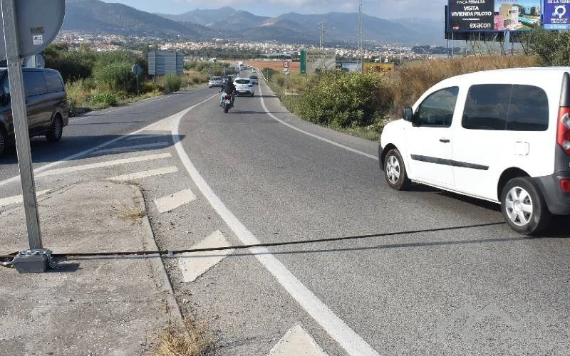 Wat zijn die zwarte kabels op de weg in Spanje?