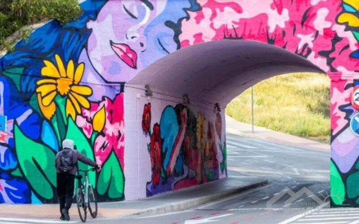Luces Cruzadas’ van kunstenares Boskka op de Puente de El Murtal