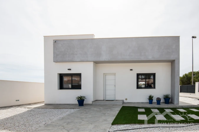 Moderne villa met eigen zwembad en solarium