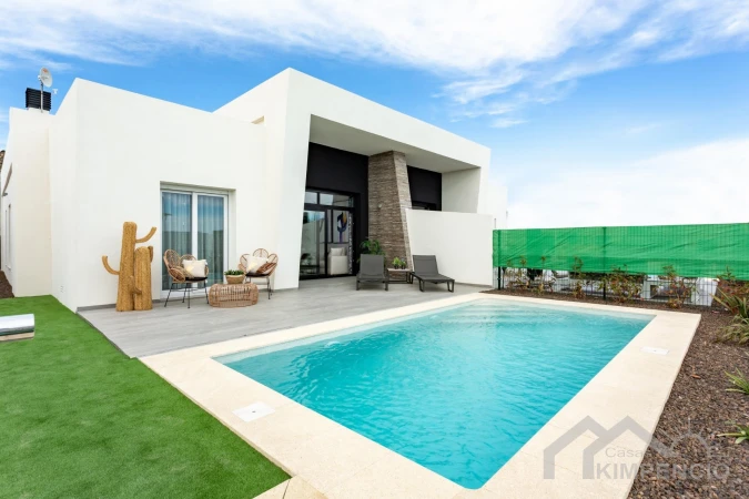Villa met zwembad in La Finca Golf, dicht bij zee