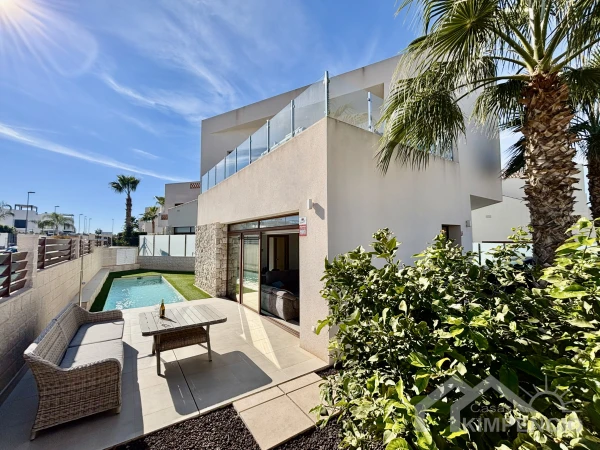 Herverkoop: hoekvilla met zwembad in Benijofar