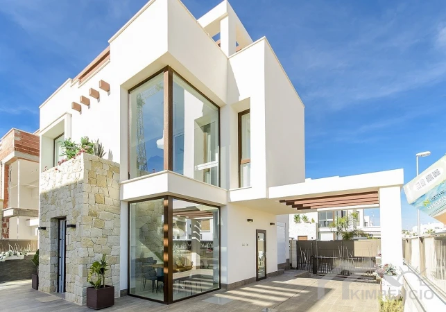 Foto 4 van Instapklare villa met 5 slpk in Los Montesinos